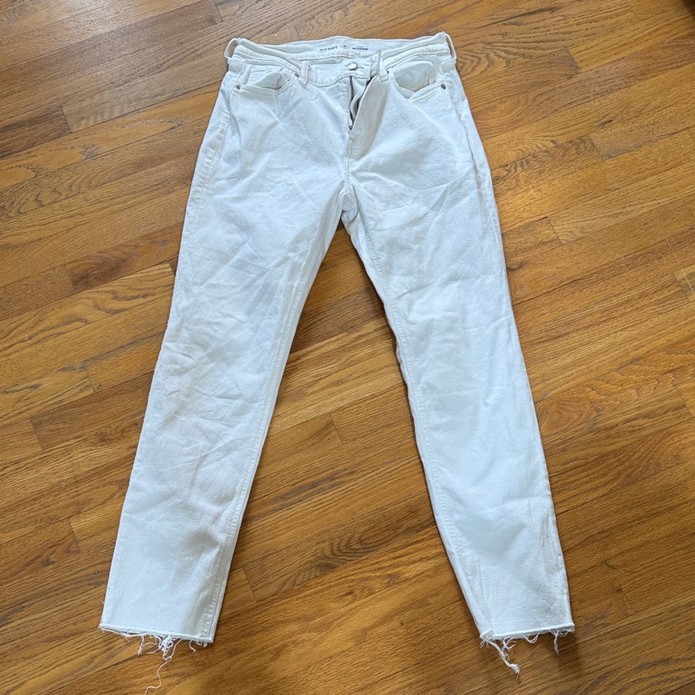 Old Navy, White High-Rise Straight Leg Jeans, Size 4 tall. Raw hem so can be cut